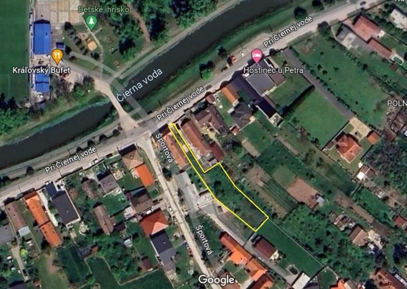 Pozemok so stavebným povolením v centre obce
