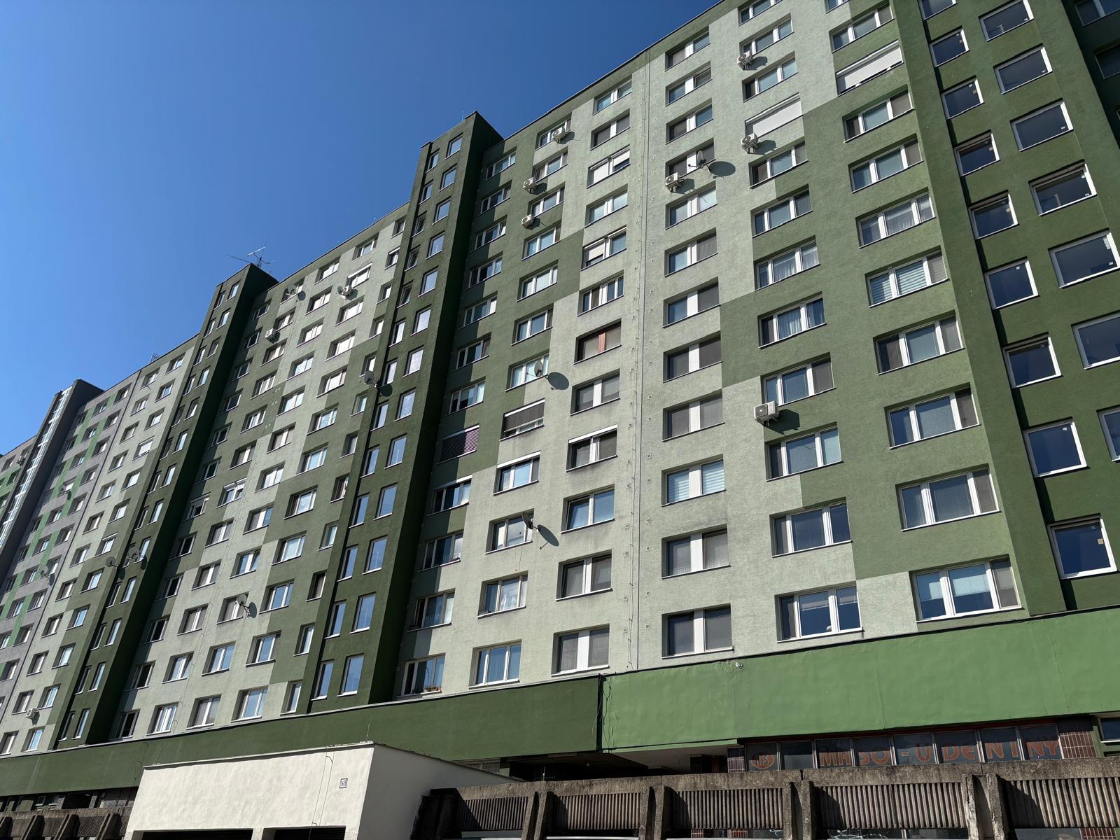 3-izbový byt s 2 loggiami v blízkosti električkovej trate