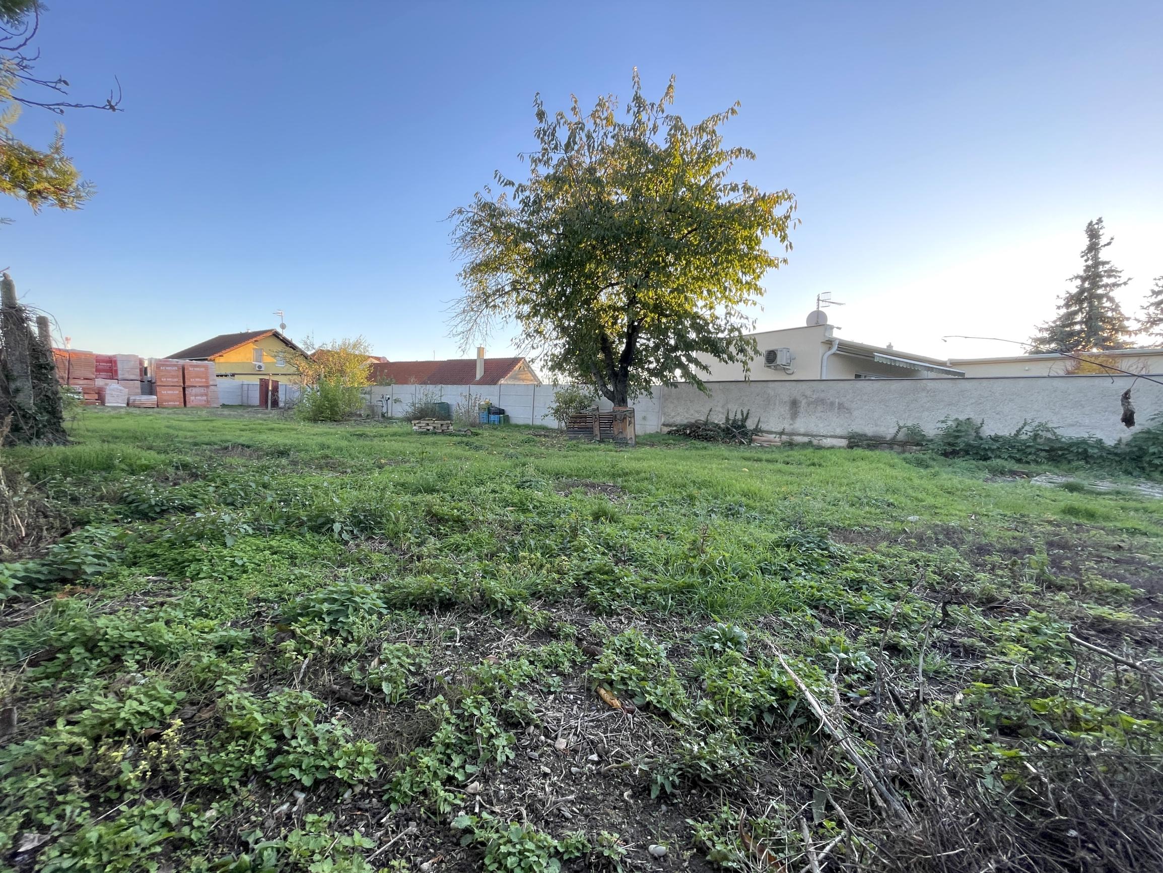 Stavebný pozemok so stavebným povolením v centre obce