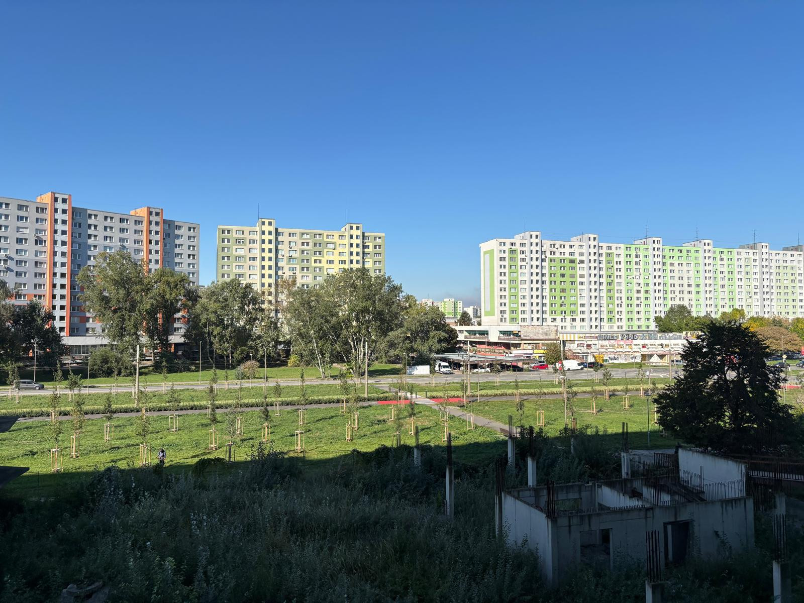 3-izbový byt s 2 loggiami v blízkosti električkovej trate