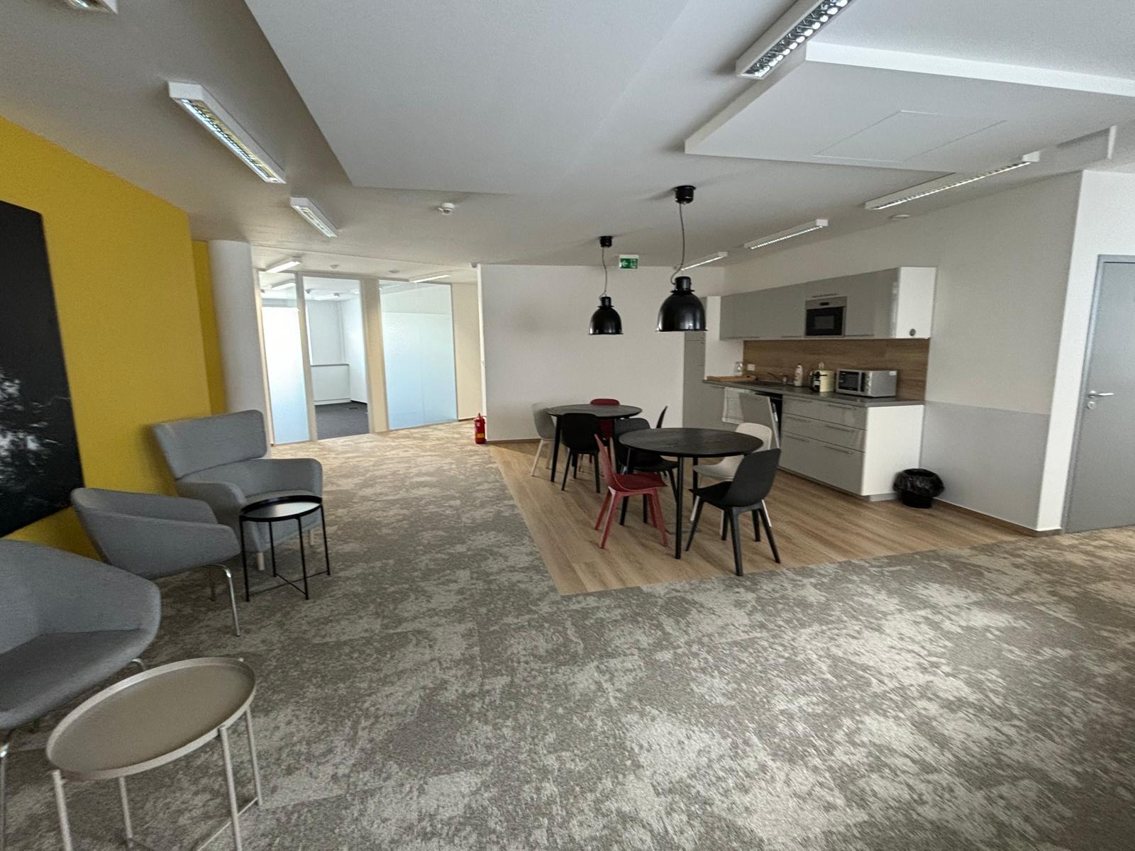 *Menšia kancelária na Flexifloor, BBC1 na Plynárenskej ul.