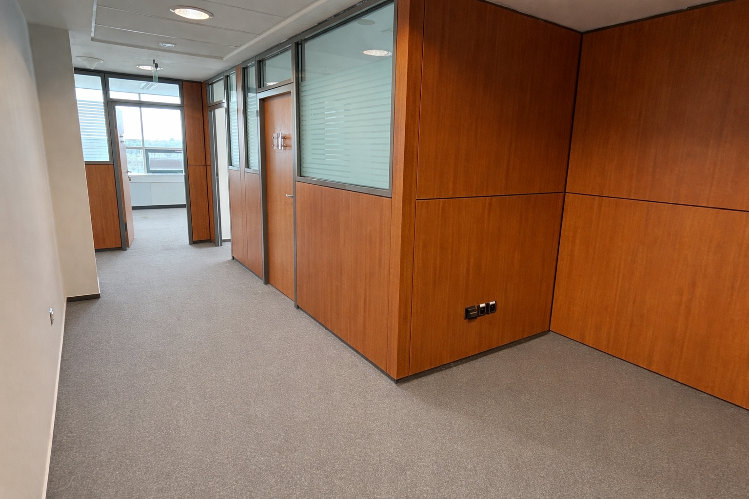 Samostatný kancelársky blok s krásnym výhľadom, 16. p.