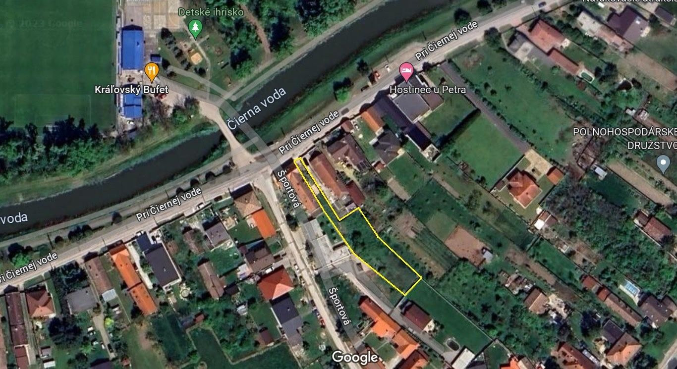 Pozemok so stavebným povolením v centre obce